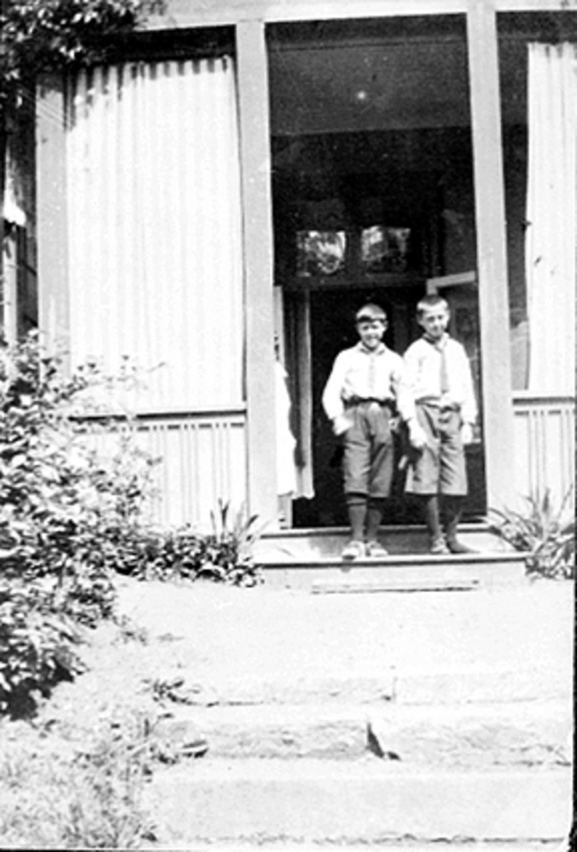 Anno Domkirkeodden, F.v. Arild Lenth, Borger Lenth. Furubakken, Furnesvegen 18, Hamar. Steintrapp.