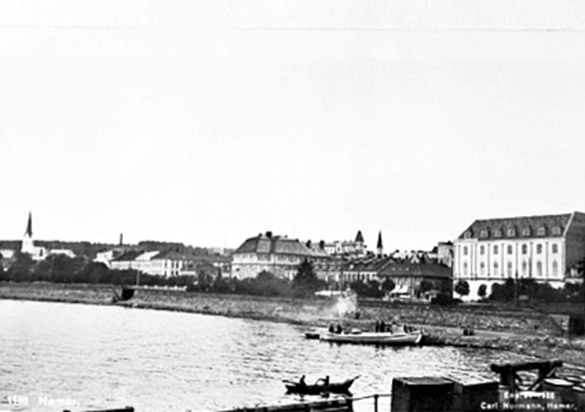 Anno Domkirkeodden, HAMARBUKTA, STRANDPROMENADEN, BÅTER, FOLK, SETT FRA JERNBANEBRYGGA