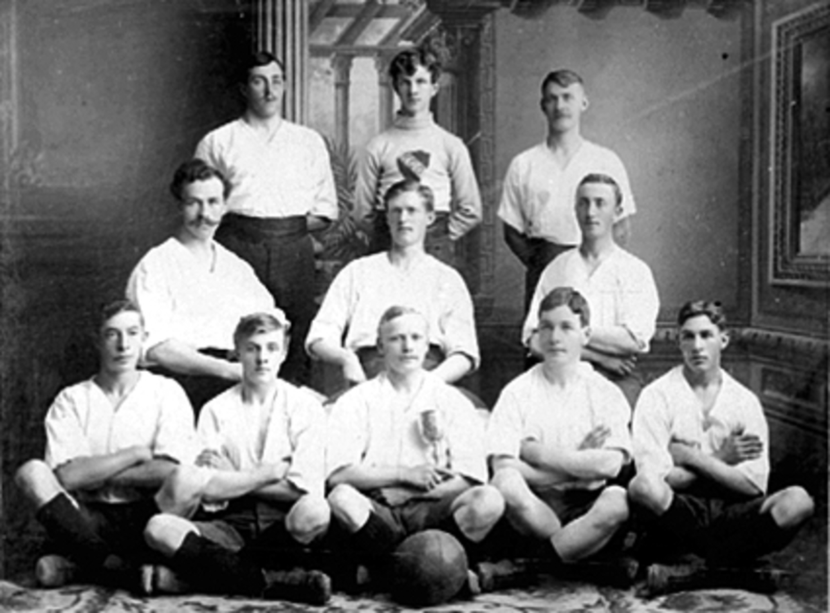 Anno Domkirkeodden, GRUPPE 11 FOTBALLSPILLERE, FODBOLDSLAGET, HAMAR GAME CLUB, H. I. L. FØRSTE RAD FRA VENSTRE SIGURD LARSSEN, ALFRED SÆTHER, HARALD MONSEN, CARL HANSEN INGERØD OG OLAF INGVALDSEN. I MIDTEN HALFBACKS WILHELM LARSEN, OLAF RUSTAD OG OSCAR STENBERG. BAKERST BACKS K. FINSTAD OG HJALMAR JOHANNESSEN MED KEEP…