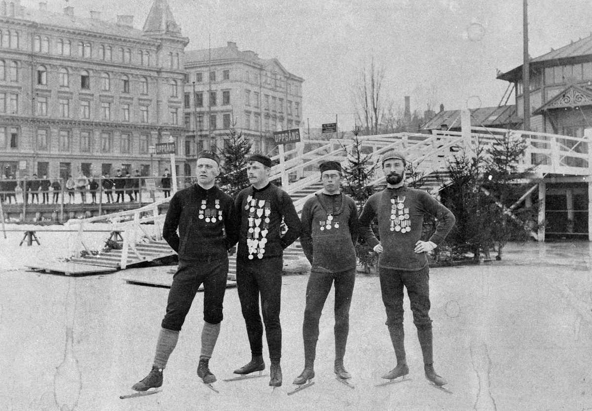 Anno Domkirkeodden, GRUPPE 4 SKØYTELØPERE I STOCKHOLM, FRA VENSTRE GUSTAV FJÆSTAD, ADOLF NORSENG, EINAR HALVORSEN, EVEN GODAGER.