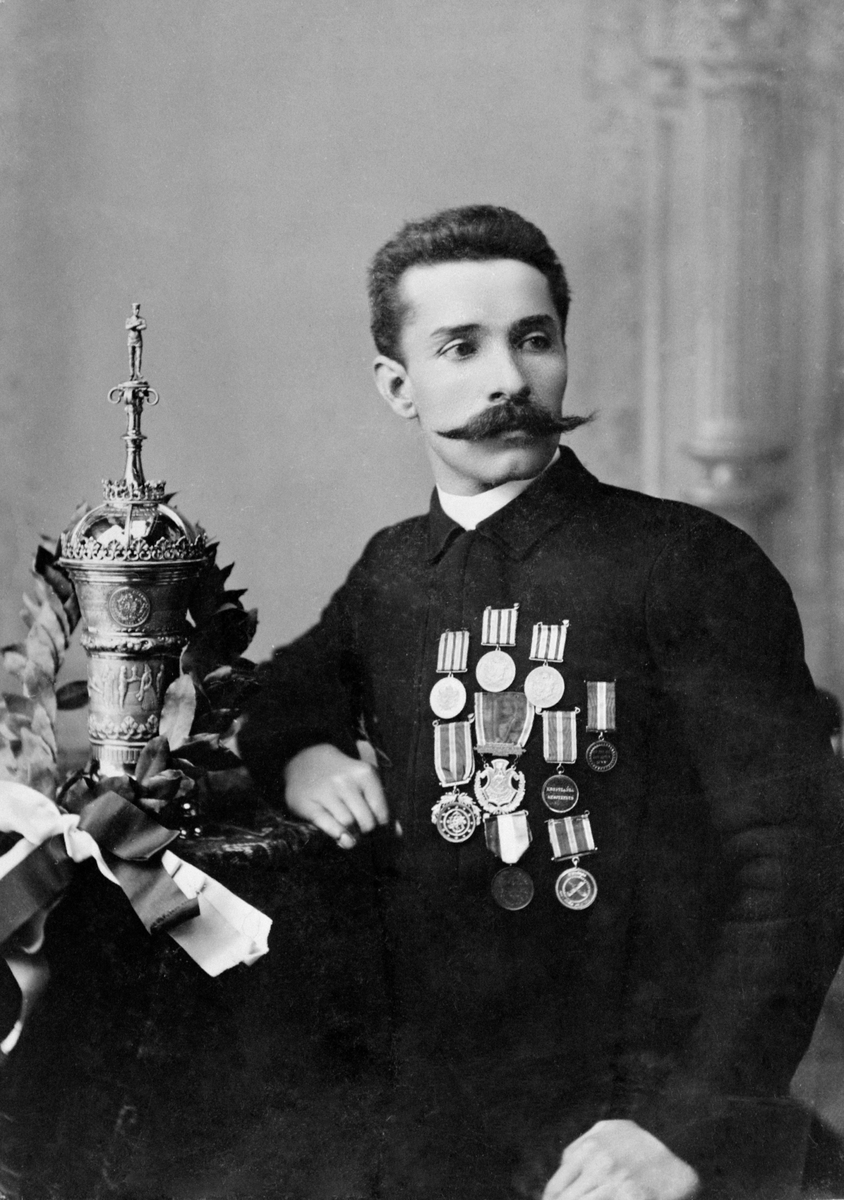 Anno Domkirkeodden, PORTRETT EVEN GODAGER MED MEDALJER OG POKAL, SKØYTELØPER