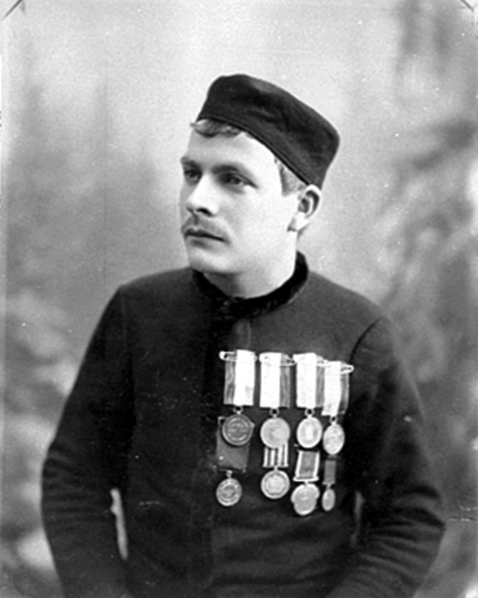 Anno Domkirkeodden, PORTRETT, ADOLF NORSENG, SKØYTELØPER, 8 MEDALJER Bildet er en gave fra Wilhelma Nordseng til H. I. L. 24-8-1950. Han vant Moskva-kruset i 1889, og var en av byens store løpere på den tiden. Se Idrett i Hamar gjennom 100 år. bilde nr. 18.