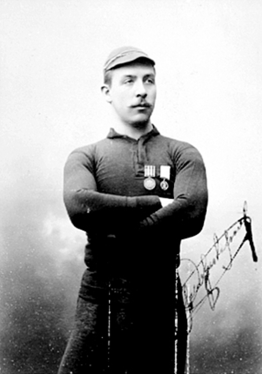 Anno Domkirkeodden, PORTRETT SKØYTELØPER, G. GUSTAVFSON MED MEDALJER