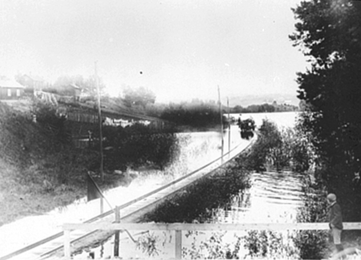 Anno Domkirkeodden, FLOMMEN I MJØSA 1895, ARBEIDERE JOBBER MED JERNBANELINJA, GUTT PÅ JERNBANEOVERGANGEN SER PÅ, DISEN, ÅKERSVIKA