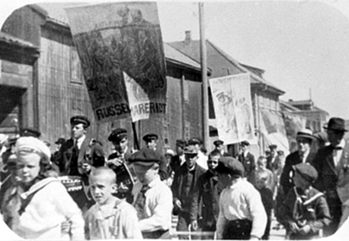Anno Domkirkeodden, RUSSETOG 17 MAI 1919 MED ORKESTER OG PLAKAT MED TEGNING OG TEKST:ARNFINN 1919, RUSSEMARERIDT, UNGER I GATA