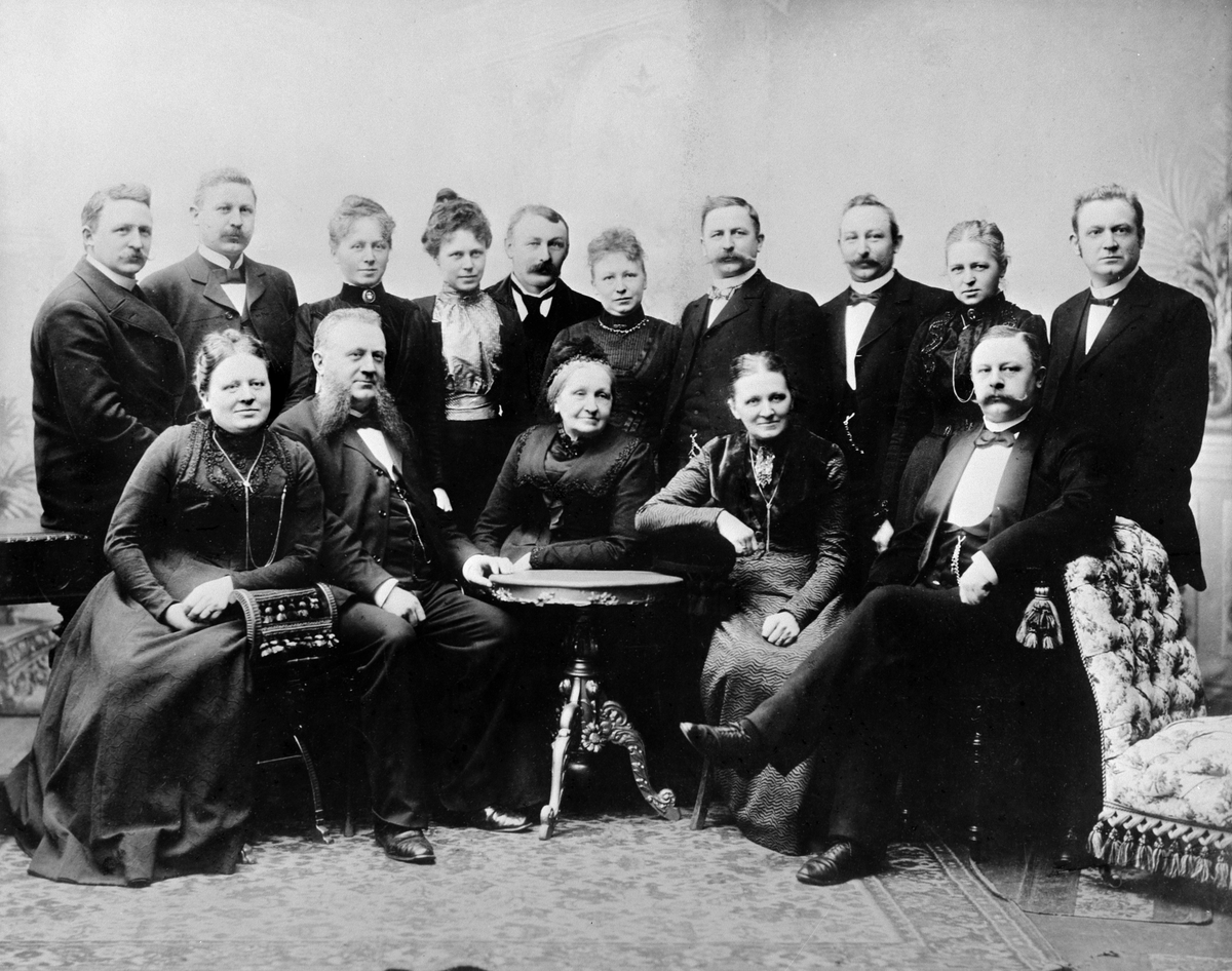 Anno Domkirkeodden, FAMILEGRUPPE, FRU OLIVIA DOROTHEA ELISABETH PLATOU, FØDT SEM I 1834, DØD 1923. HENNES 14 BARN, FORAN FRA VENSTRE: KITTY OTTILIE KORNELIUSSEN, FØDT PLATOU. KEMNER OTTO MICHAEL STOUD PLATOU, FRU OLIVIA DOROTHEA ELISABETH PLATOU, FRU OLGA ELISABETH CATHRINE MURSTAD FØDT PLATOU, BANKSJEF GABRIEL ANDREA…