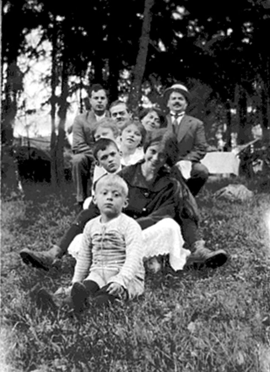 Anno Domkirkeodden, GRUPPE 9, VOKSNE OG BARN "ETTER ALDER OG TYKKELSE" PÅ MJØSSTRANDA