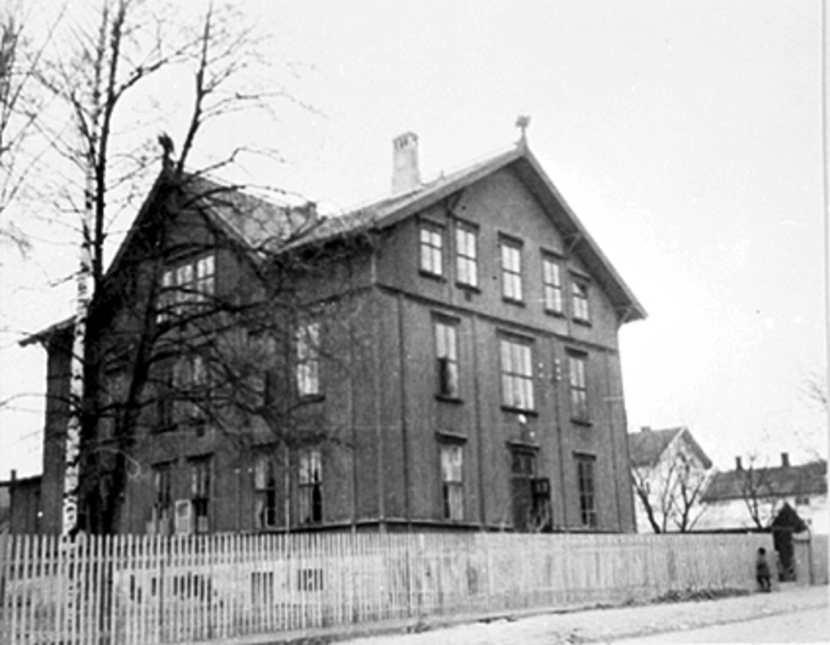 Anno Domkirkeodden, EKSTERIØR PIKESKOLEN, FRK. HENRIETTE LANDMARKS SKOLE, HOLSETGATA 22