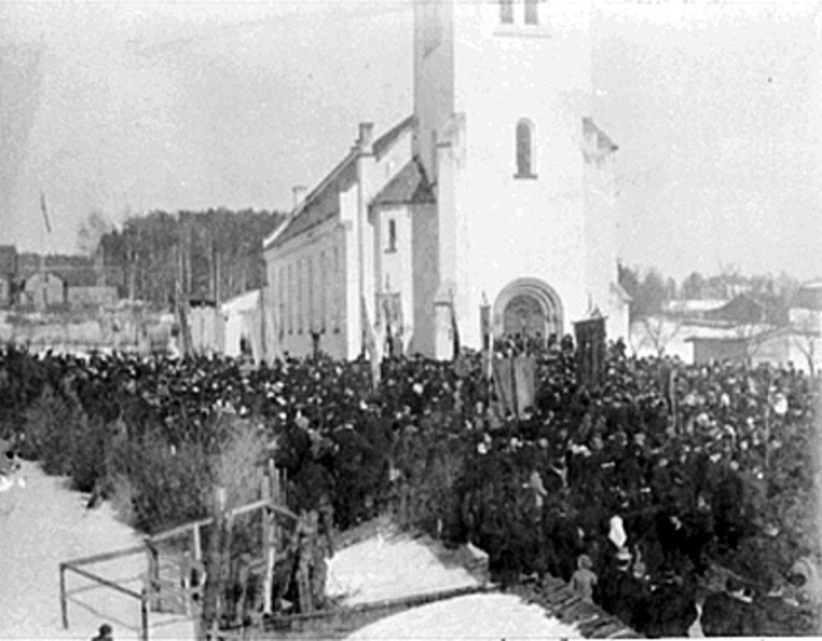 Anno Domkirkeodden, MYE FOLK UTENFOR HAMAR DOMKIRKE, AVDUKING AV FOLKESTADS BYSTE DEN 21 MARS 1899