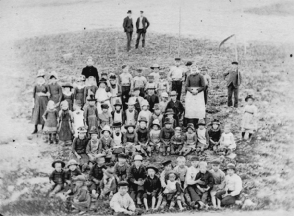 Anno Domkirkeodden, STOR GRUPPE, DUGNADSGJENG CA. 60 BARN OG 4 VOKSNE PÅ LEKEPLASS, ØSTRE TORG MED HØYT GRESS