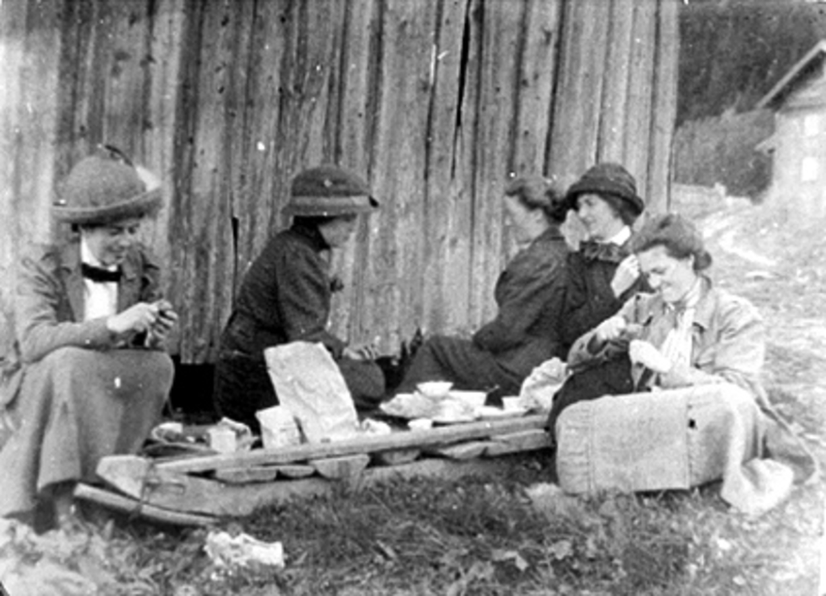 Anno Domkirkeodden, GRUPPE 5 DAMER PÅ TUR SPISER NISTEMAT, LITEN SLEDE BRUKT TIL "BORD"