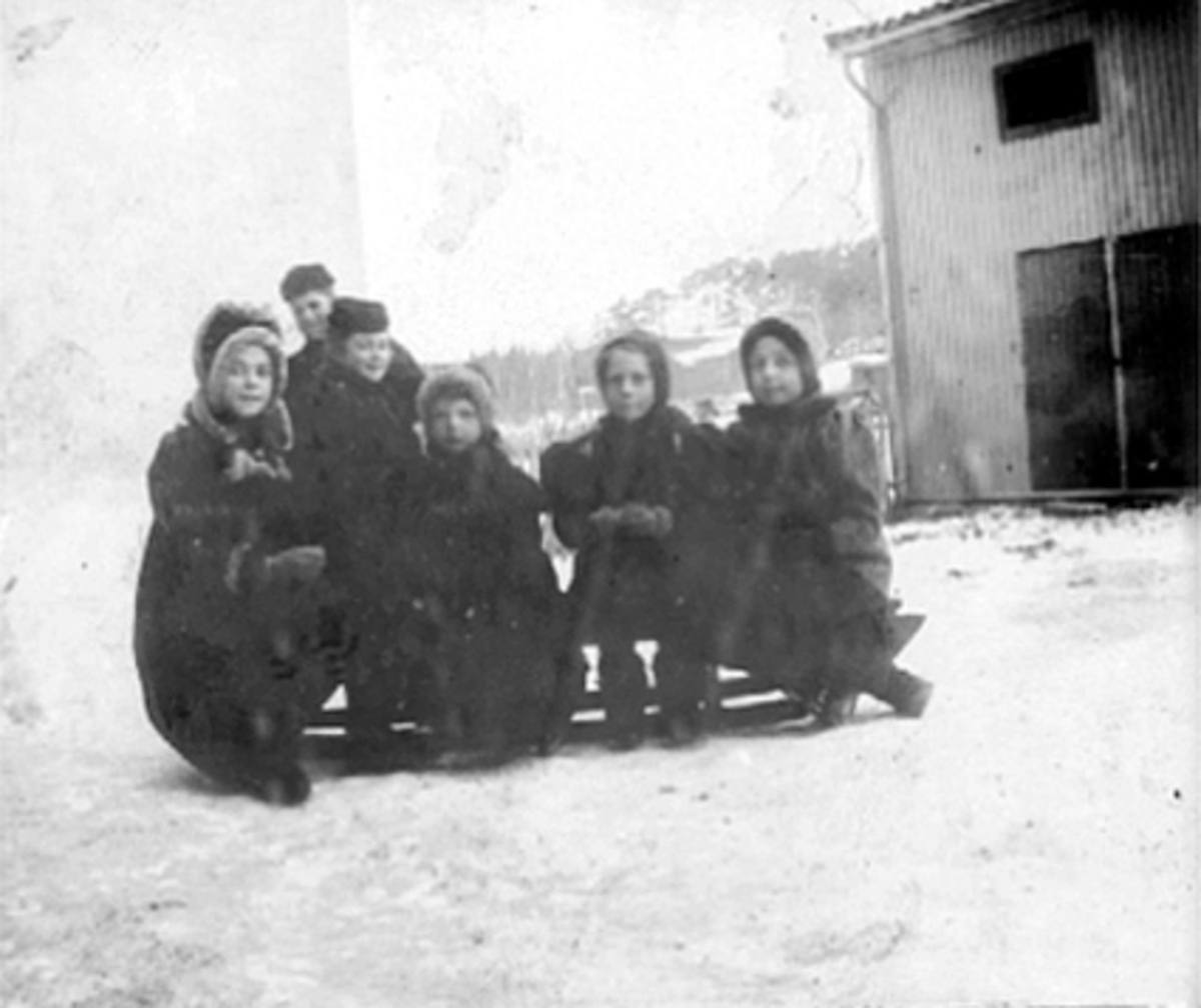 Anno Domkirkeodden, GRUPPE 6 JENTER SITTER PÅ KJELKE I BAKGÅRD, SKOLEGATA 12