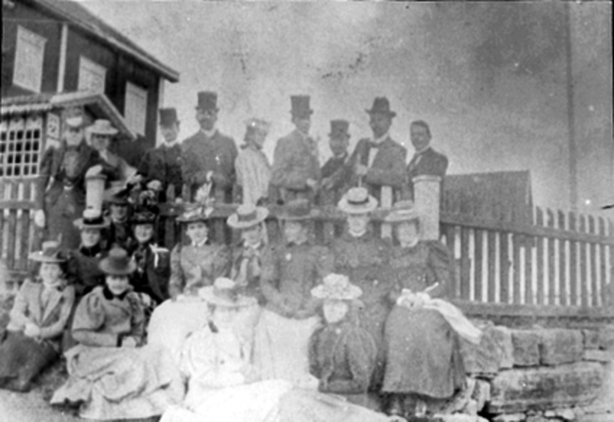 Anno Domkirkeodden, STOR GRUPPE MENN OG DAMER, PENT PYNTET FORAN HUS 17 MAI