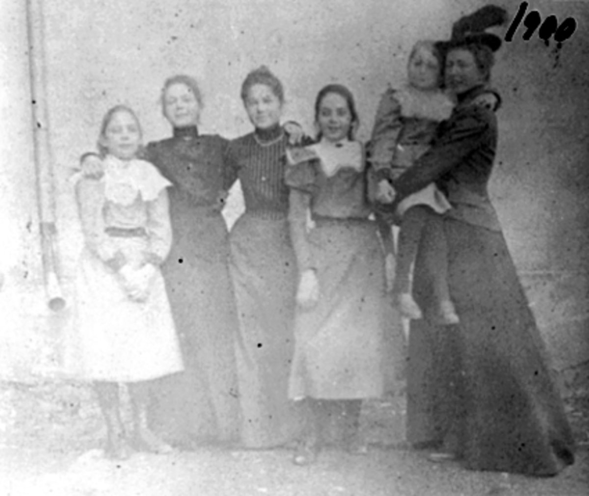 Anno Domkirkeodden, GRUPPE 6, DAME OG UNGE JENTER VED HUSVEGG, SKOLEGATA 12