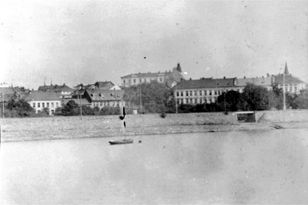 Anno Domkirkeodden, BYPANORAMA, HAMARBUKTA, STRANDGATEHAGENE MED MIDTBYEN SKOLE I BAKGRUNNEN, SETT FRA MJØSA