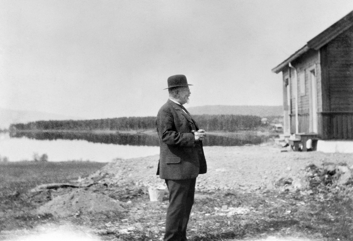 Anno Domkirkeodden, OVERLÆRER OG REDAKTØR KRISTIAN T. PETERSEN PÅ TOPPEN VED RESTAURANTEN MED ROSENLUNDSVIKA I BAKGRUNNEN, HEDMARKSMUSEET OG DOMKIRKEODDEN