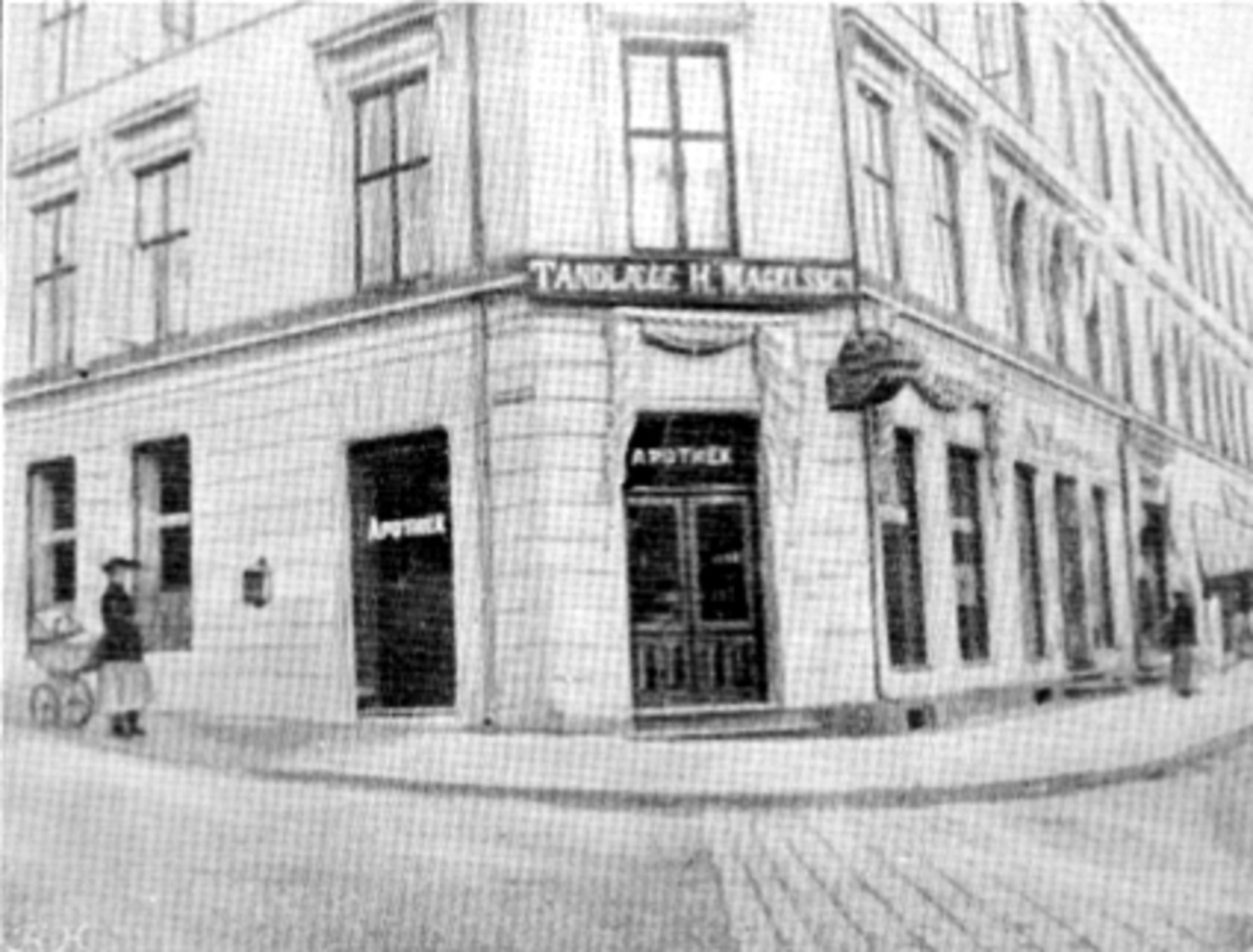 Anno Domkirkeodden, EKSTERIØR LØVEAPOTEKET, STRANDGATA 55, DAME MED BARNEVOGN PÅ FORTAUET Løveapoteket var Hamars andre apotek, og åpnet sine døre 31. oktober 1891 i Strandgata 55. Her ble apoteket værende fram til det flyttet til Torggata 72 i 1975. Fra før av fantes Hamar Apothek som startet sin virksomhet i 1852. S…