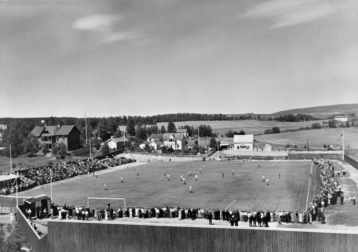 Anno Domkirkeodden, FOTBALLKAMP, BRISKEBYEN GRESSBANE, BRISKEBYEN FOTBALLSTADION, MYE FOLK, HAM-KAM, HUS FRA VENSTRE FREDVANG KOMMUNALE LOKALER FOR VANG, (SKOLE UNDER 2. VERDENSKRIG), SIG. PEDERSENS HUS, MOLSTADS HUS, HENRY ØVERBYS HUS, DISENJORDENE I BAKGRUNNEN.
