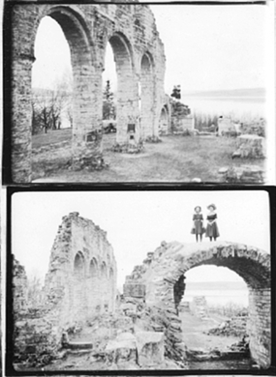 Anno Domkirkeodden, EKSTERIØR DOMKIRKERUINEN MED 2 JENTER, 2 BILDER MONTERT SAMMEN, HEDMARKSMUSEET OG DOMKIRKEODDEN
