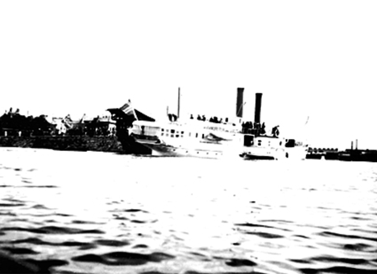 Anno Domkirkeodden, D. S. KONG OSCAR, MJØSBÅT VED HAMAR BRYGGE, SETT FRA MJØSA