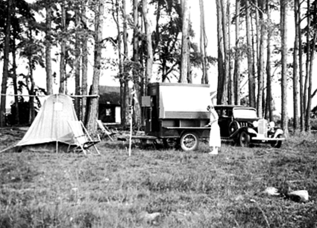 Anno Domkirkeodden, CAMPINGUTSTILLING, FAMILIEN LØKEN HAR SLÅTT LEIR I ROSENLUNDSVIKA FORAN ROSENLUNDSTUA PÅ STORHAMAR, FRU LØKEN VED CAMPING-VOGN MED SOVEPLASS FOR TO, HEDMARKSMUSEET OG DOMKIRKEODDEN, FRITID.