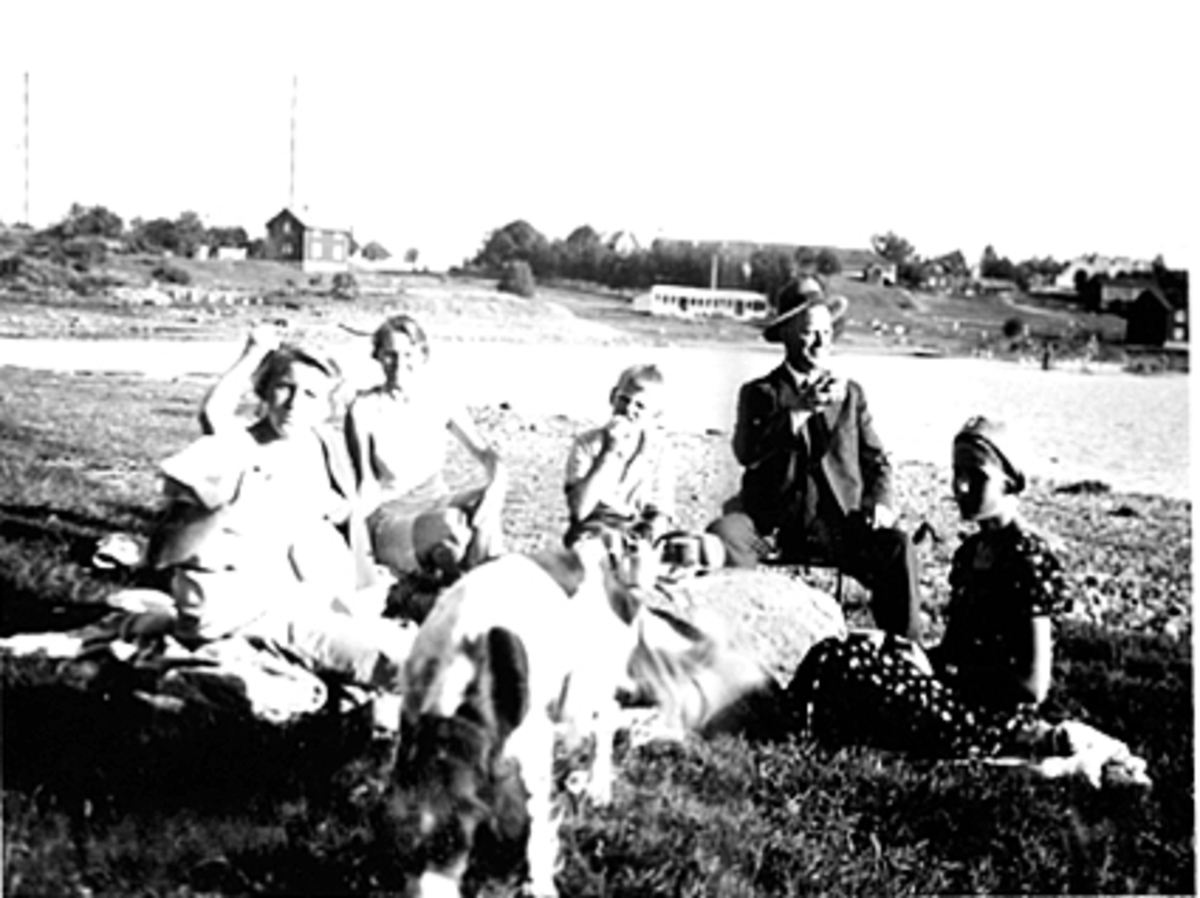Anno Domkirkeodden, FAMILIEN LØKEN MED VENNER I ROSENLUNDSVIKA, HEDMARKSMUSEET OG DOMKIRKEODDEN I BAKGRUNNEN.