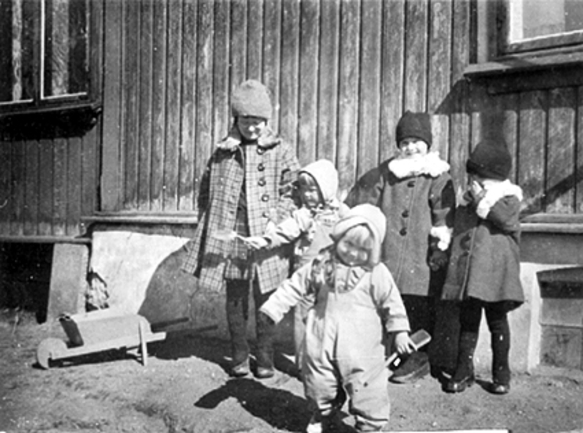 Anno Domkirkeodden, GRUPPE 5 BARN LEKER, MARGRETHE LØKEN OG KARL ALF LØKEN, RESTEN UKJENTE, TRILLEBÅR OG SPADE