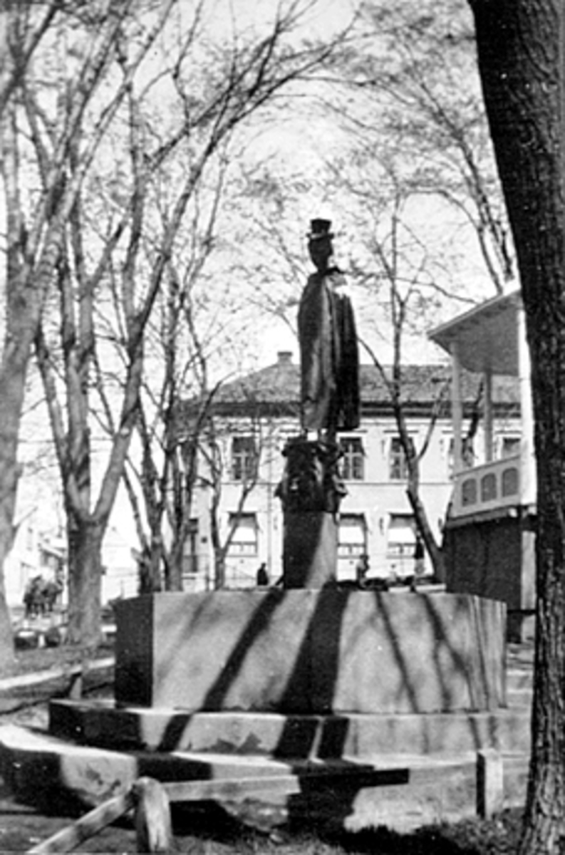 Anno Domkirkeodden, HAMARGUTTEN MED HATT OG FRAKK, RUSSEN HAR KLEDD HAN OPP, STATUEN AV GUTTEN PÅ TRIANGELEN AV VIGELAND