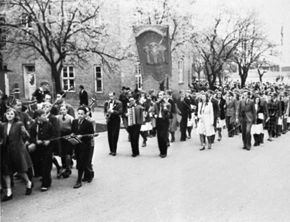 Anno Domkirkeodden, 17 MAI TOGET OPP KIRKEBAKKEN, RUSSEN BAK FANEN TILHAMAR KATEDRALSKOLE, DE TRE MUSIKERNE SOM GÅR FORAN FANEN ER FRA HOTEL ASTORIA