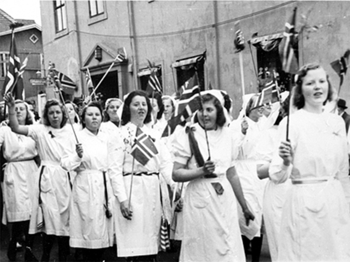 Anno Domkirkeodden, 17 MAI TOG NEDOVER GRØNNEGATA, HUSMORSKOLEELEVER.