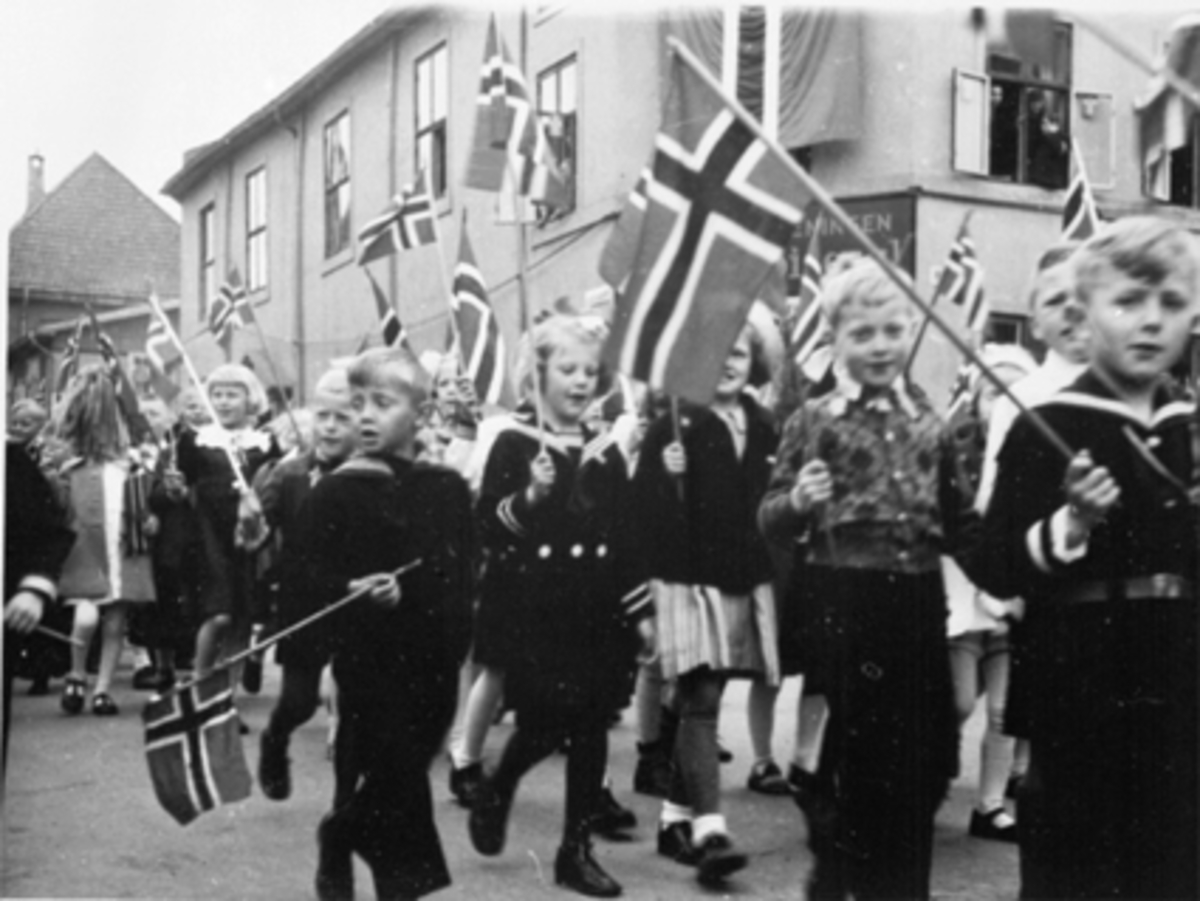 Anno Domkirkeodden, 17 MAI TOGET NED GRØNNEGATA, MANGE BARN MED FLAGG