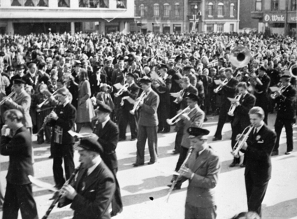 Anno Domkirkeodden, 17 MAI, STAPPFULLT MED FOLK PÅ ØSTRE TORG, MUSIKKORPS SPILLER.