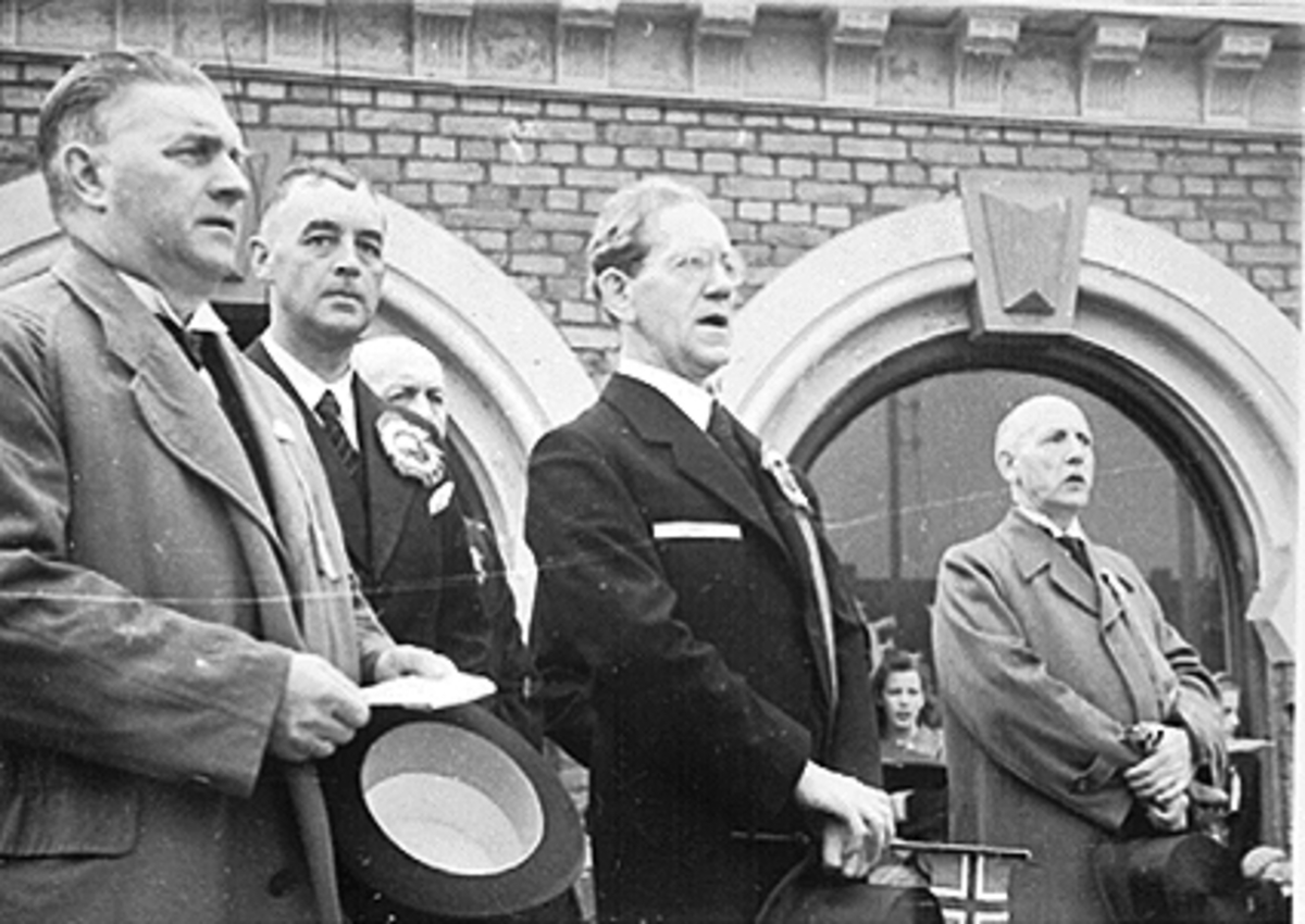 Anno Domkirkeodden, 17 MAI. TALESTOL VED BASARBYGNIGNEN MED BORGERMESTER PEDERSEN, SVERRE NIELSEN, REKTOR STEEN