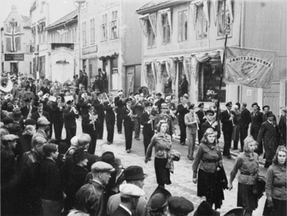 Anno Domkirkeodden, 17 MAI TOGET NED GRØNNEGATA, SPEIDERPIKER, HAMAR JANITSJARKORPS, LOKOMOTIVPERSONALETS FORENING FANE