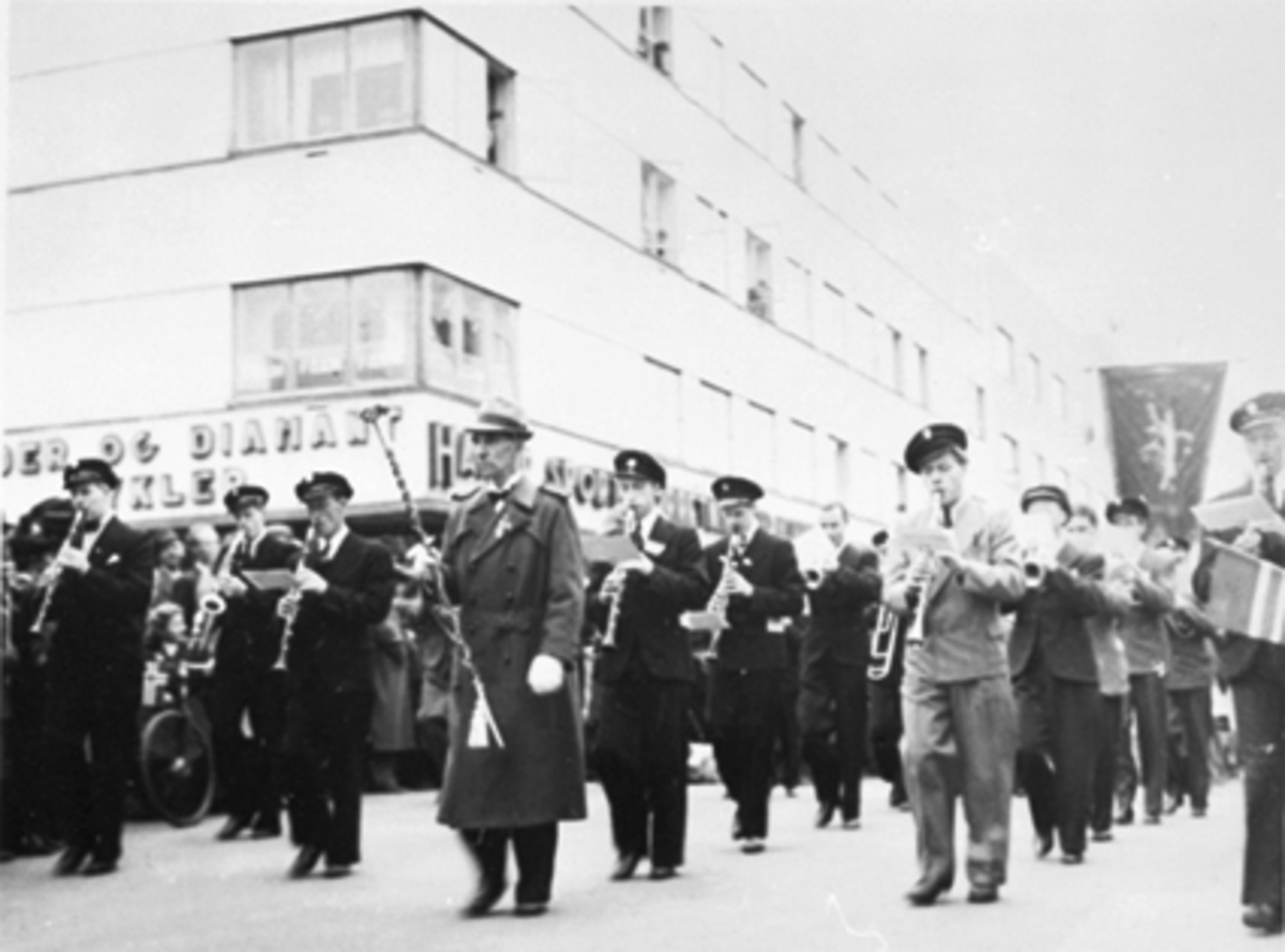 Anno Domkirkeodden, 17 MAI, MUSIKKORPS I TORGGATA FORAN HAMAR SPORTSFORRETNING SE HHB 10097