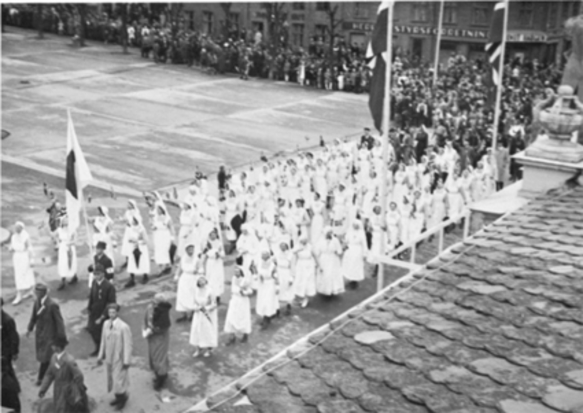 Anno Domkirkeodden, 17 MAI, RØDE KORS SØSTRE OG NONNER OPPSTILT PÅ STORTORGETSE HHB 10084