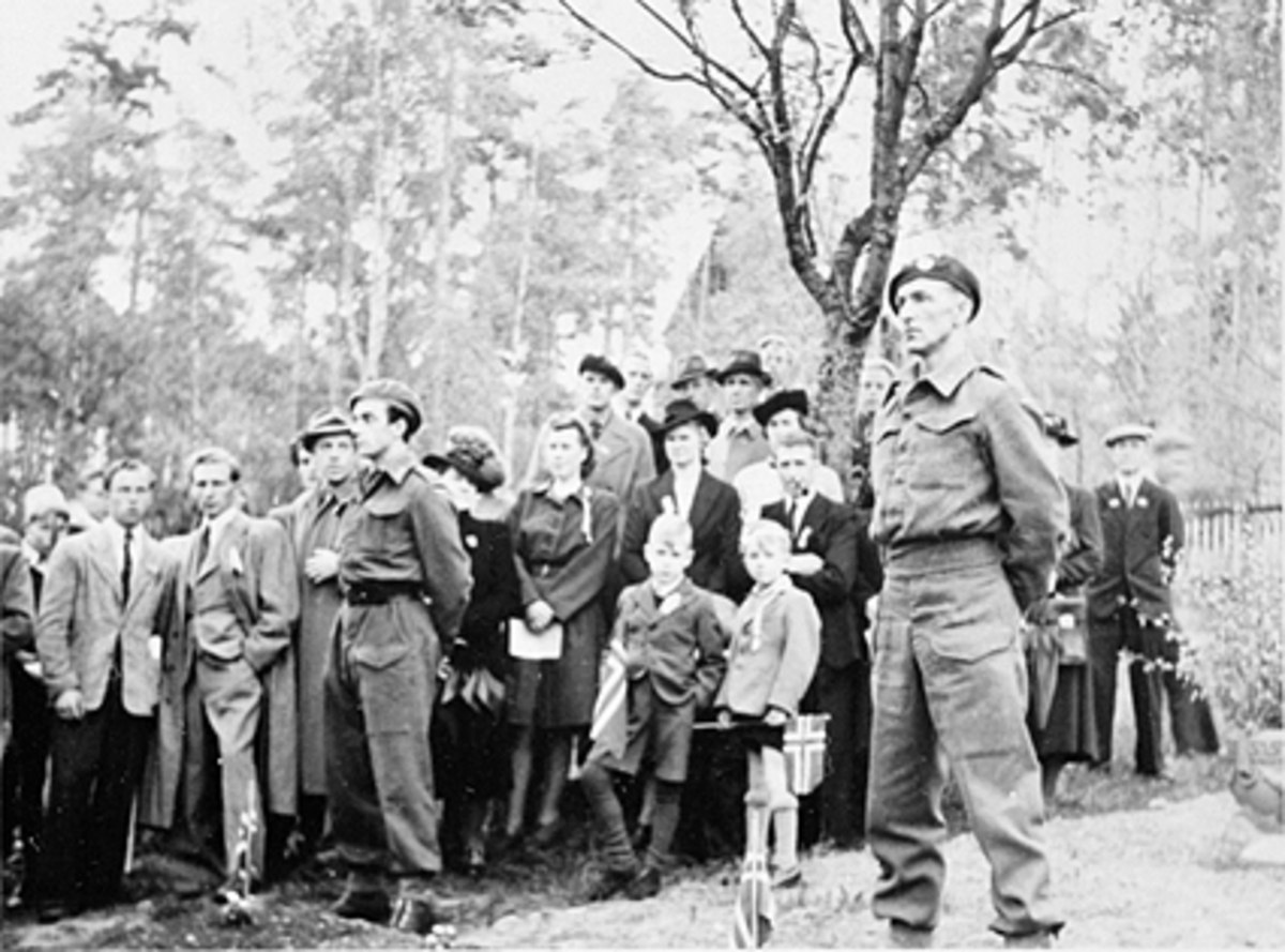 Anno Domkirkeodden, 17 MAI, MINNEHØYTID PÅ KIRKEGÅRDEN, MYE FOLK, ÆRESVAKTER I UNIFORMSE HHB 10108