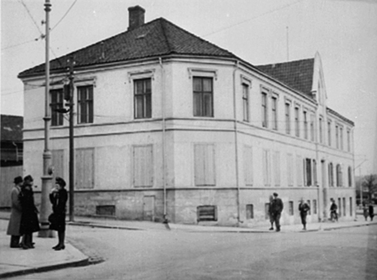 Anno Domkirkeodden, EKSTERIØR, GRØNNEGATA. 1 MED LEMMER FORAN VINDUENE I FØRSTE ETASJE, FOLK UTENFOR