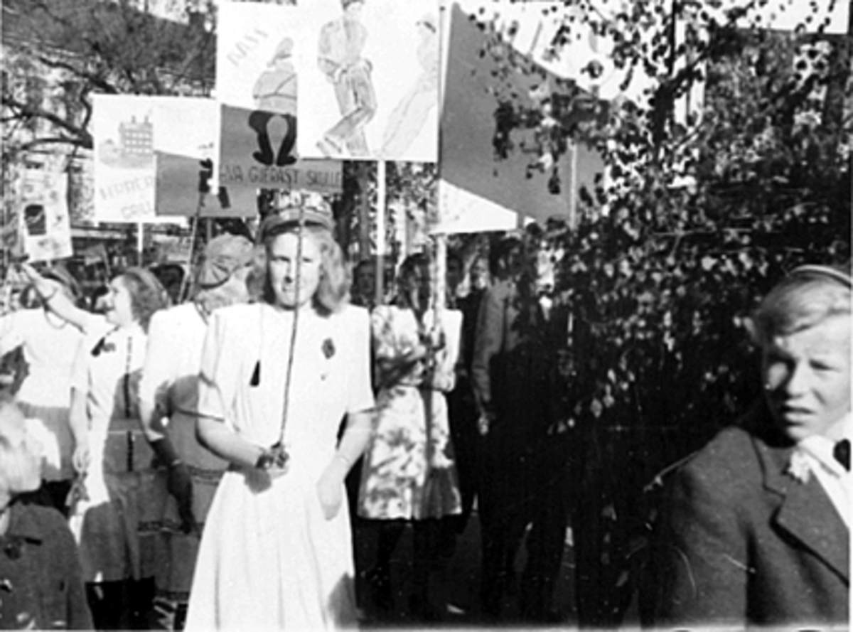Anno Domkirkeodden, 17 MAI RUSSETOGET MED RUSSEPIKER OG MANGE PLAKATER, MYE FOLK