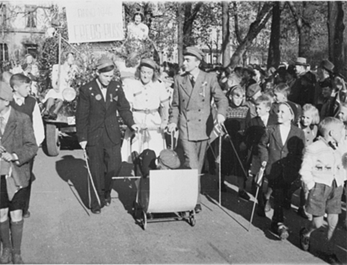 Anno Domkirkeodden, 17 MAI RUSSETOGET, 3 RUSS TRILLER RUSS I BARNEVOGN, MOLLA VASLI TRILLER OG TIL HØYRE ROLF SÆTRE