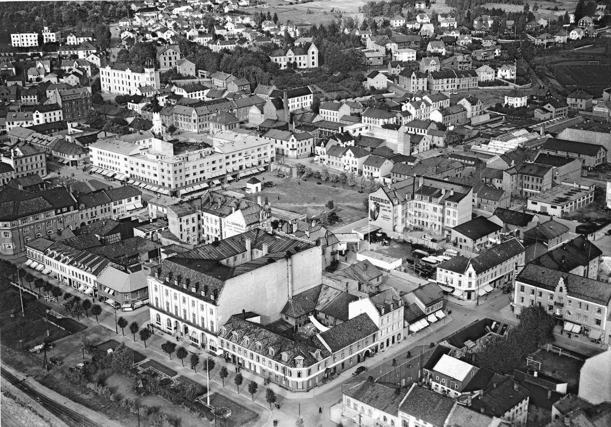 Widerøes Flyveselskap A/S, FLYFOTO OVER STRANDGATA/ENGGATA MED ØSTRE TORG, MIDTBYEN OG HOLSET.