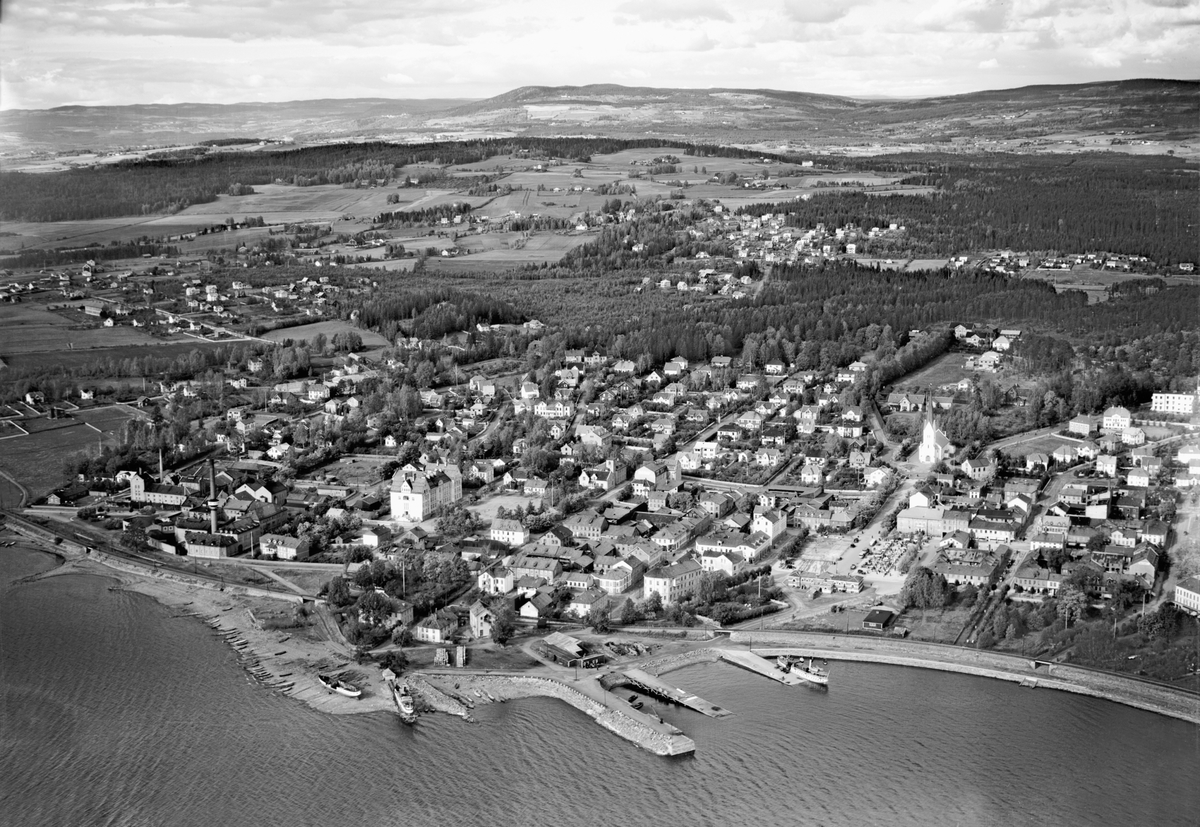 Widerøes Flyveselskap A/S, FLYFOTO OVERSIKT FRA MJØSA MED HAMAR BRYGGE, VESTBYEN, STORTORGET MOT HØSBJØR