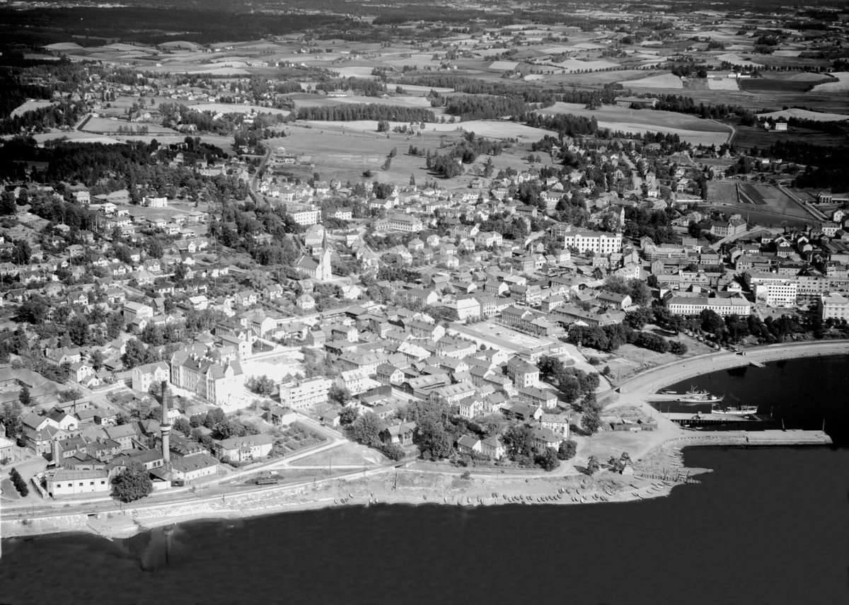 Widerøes Flyveselskap A/S, FLYFOTO FRA KOIGEN OG HØIENSALODDEN MED VESTBYEN OG SENTRUM MOT VANG