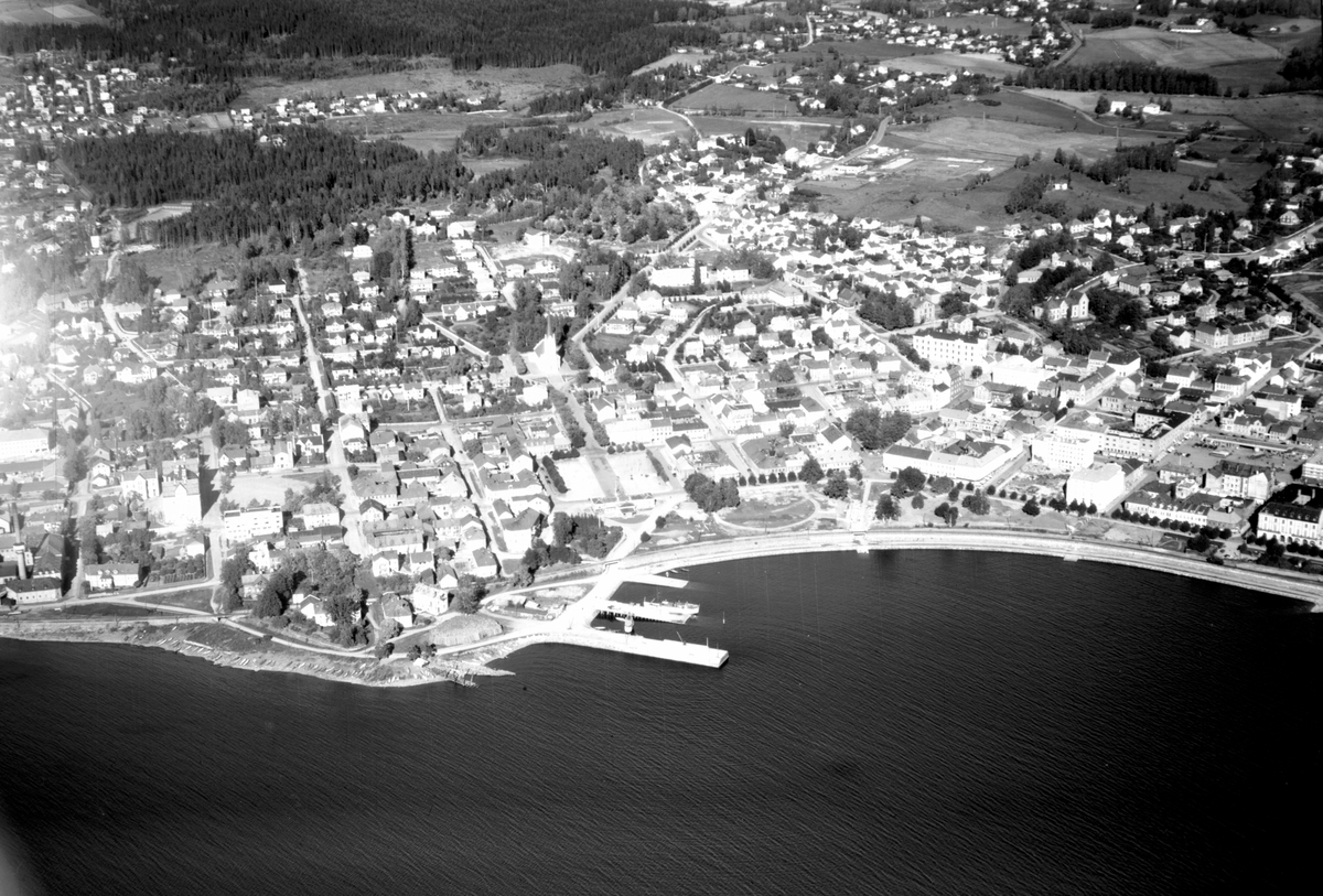Widerøes Flyveselskap A/S, FLYFOTO OVERSIKT VESTBYEN, HAMAR BRYGGE MOT ANKERLØKKA OG SMEBY