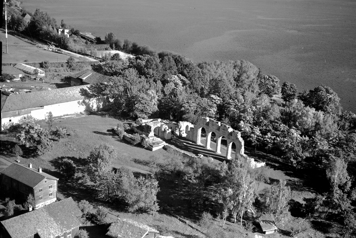 Widerøes Flyveselskap A/S, FLYFOTO OVERSIKT OVER HEDMARKSMUSEET OG DOMKIRKEODDEN, DOMKIRKERUINEN, LÅVEN, DRENGSTUA, DRIVHUS MOT RIISEVILLAEN, MJØSA I BAKGRUNNEN