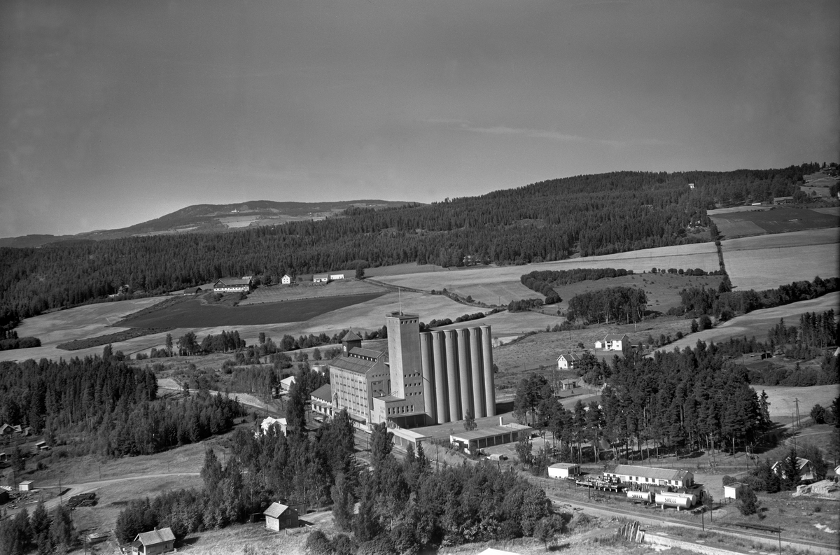 Widerøes Flyveselskap A/S, FLYFOTO, KORNSILOEN, STORHAMAR, HOLSJORDET, FURUBERGET GARD FØR UTBYGGING