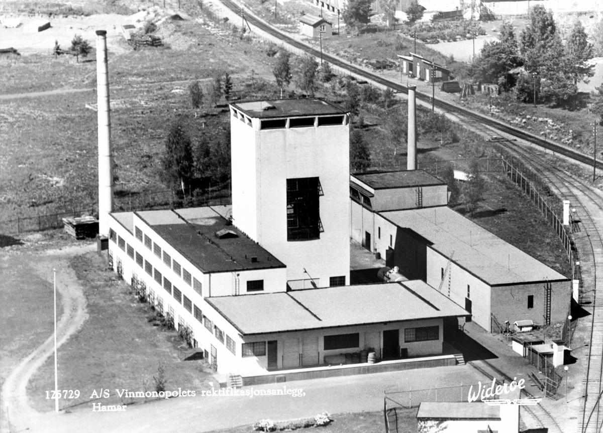 Widerøes Flyveselskap A/S, FLYFOTO VINMONOPOLETS REKTIFIKASJONSANLEGG, UTSNITT AV 0401-3908, NORDVIKVEGEN 65