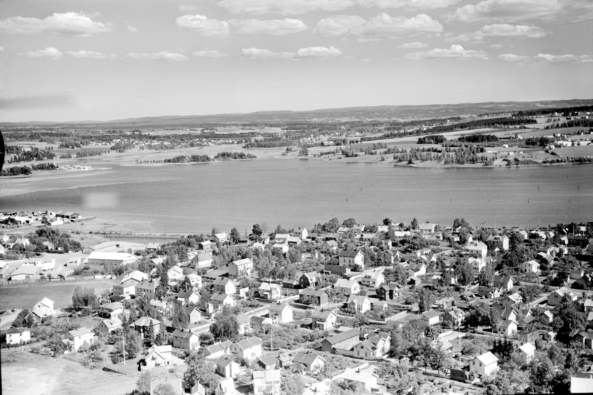 Widerøes Flyveselskap A/S, FLYFOTO STOR OVERSIKT BRISKEBYEN FRA GRESSBANA TIL ENERHAUGVEGEN MOT ÅKERSVIKA, BEKKELAGET OH HJELLUM I BAKGRUNNEN