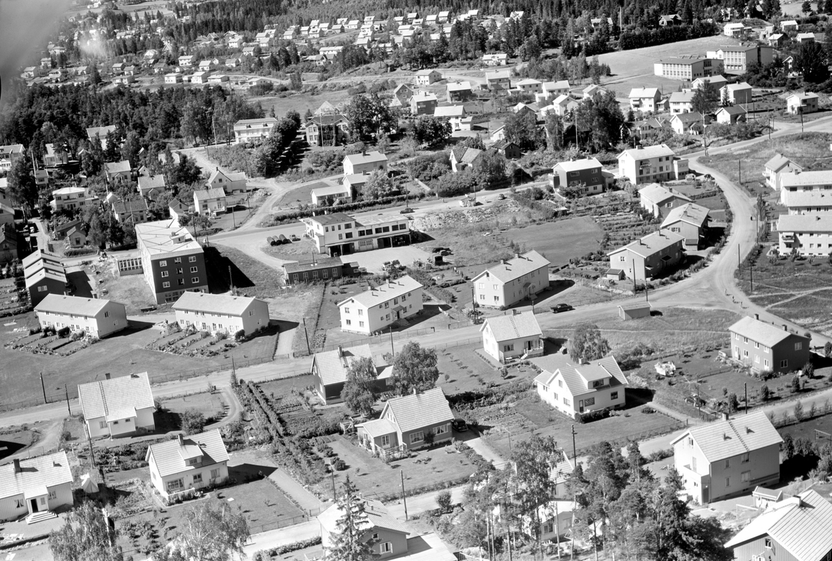 Widerøes Flyveselskap A/S, FLYFOTO SKJØNNSBERGVEGEN, HERTZBERGSGATE, FURNESVEGEN, RINGGATA, YRKESSKOLEN, MÆLUMSLØKKA.