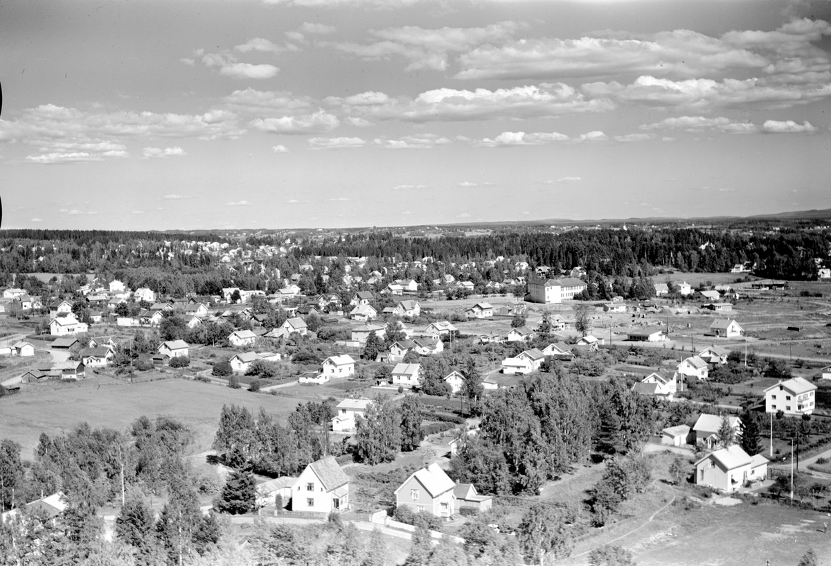 Widerøes Flyveselskap A/S, FLYFOTO OVERSIKT KNUT ALVSONSGATE/VOGNVEGEN, STORHAMAR SKOLE I BAKGRUNNEN